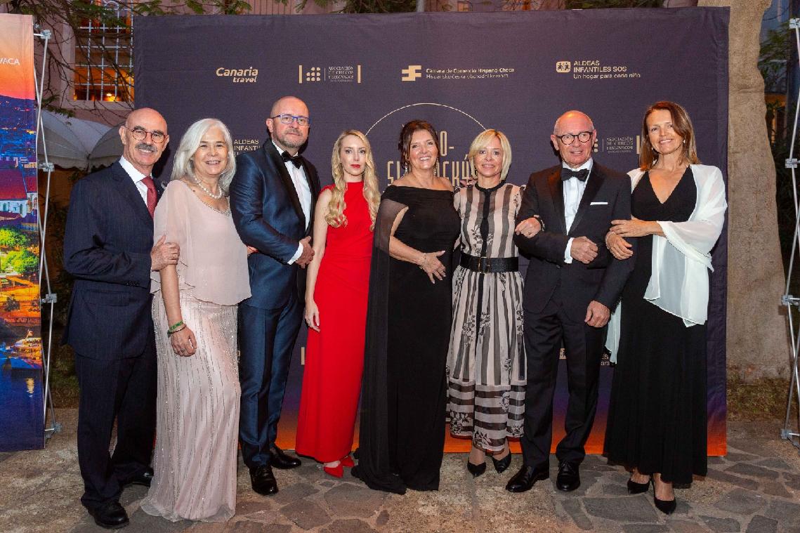 Krásná Anna Chladová a ohromující Markéta Konvičková. Velkolepý ples na Tenerife plná hvězd.