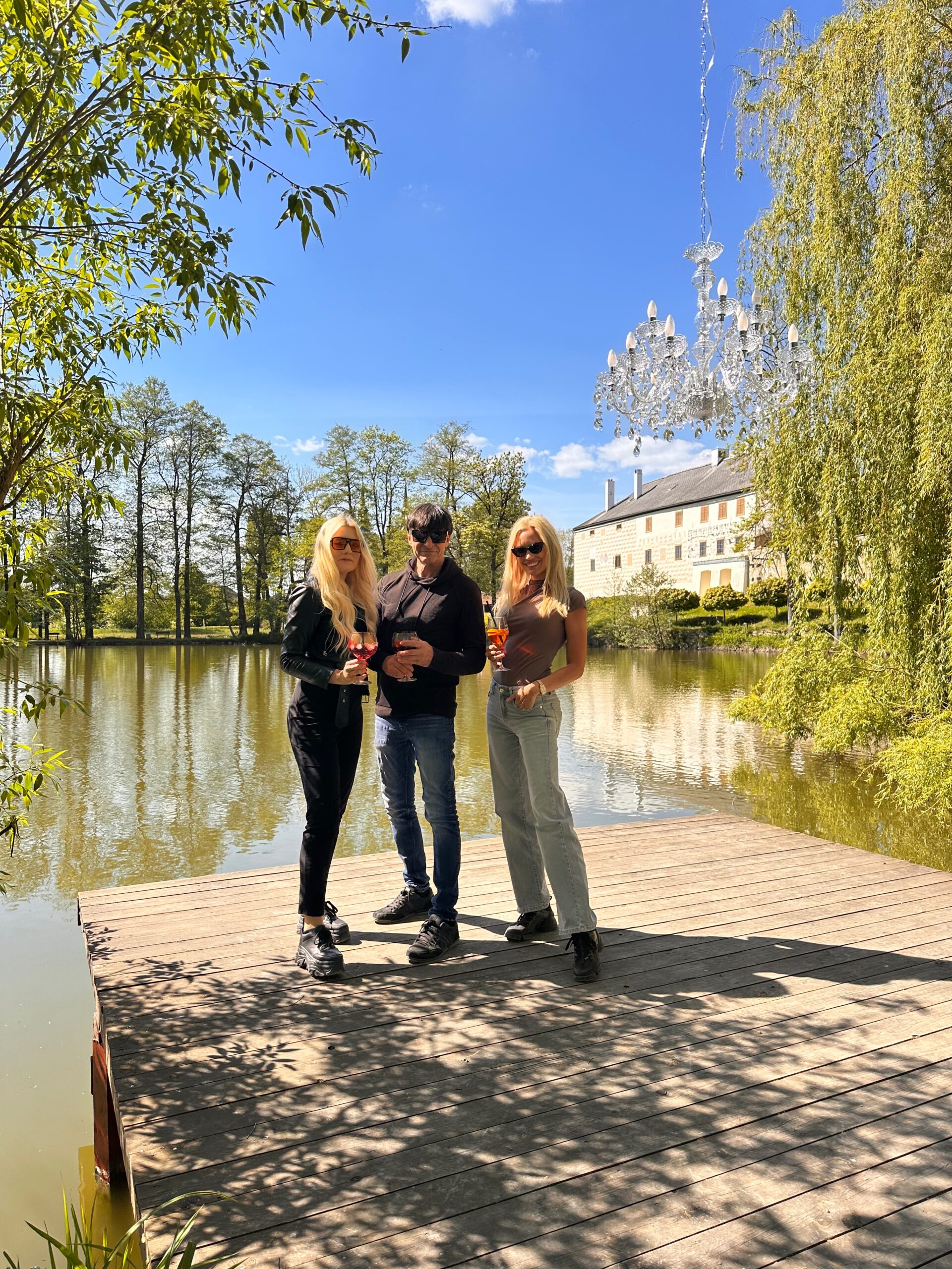 Romantik Zdeněk Podhůrský vyvezl mladší partnerku na pramici a promluvil o jejich vztahu