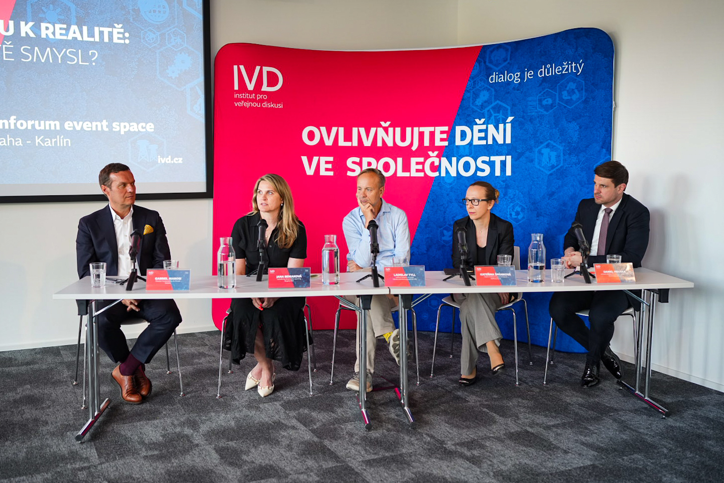 Zatímco regulace ESG reportingu se zmírňuje a řada firem z něj vypadne, investoři ho považují za stále důležitější