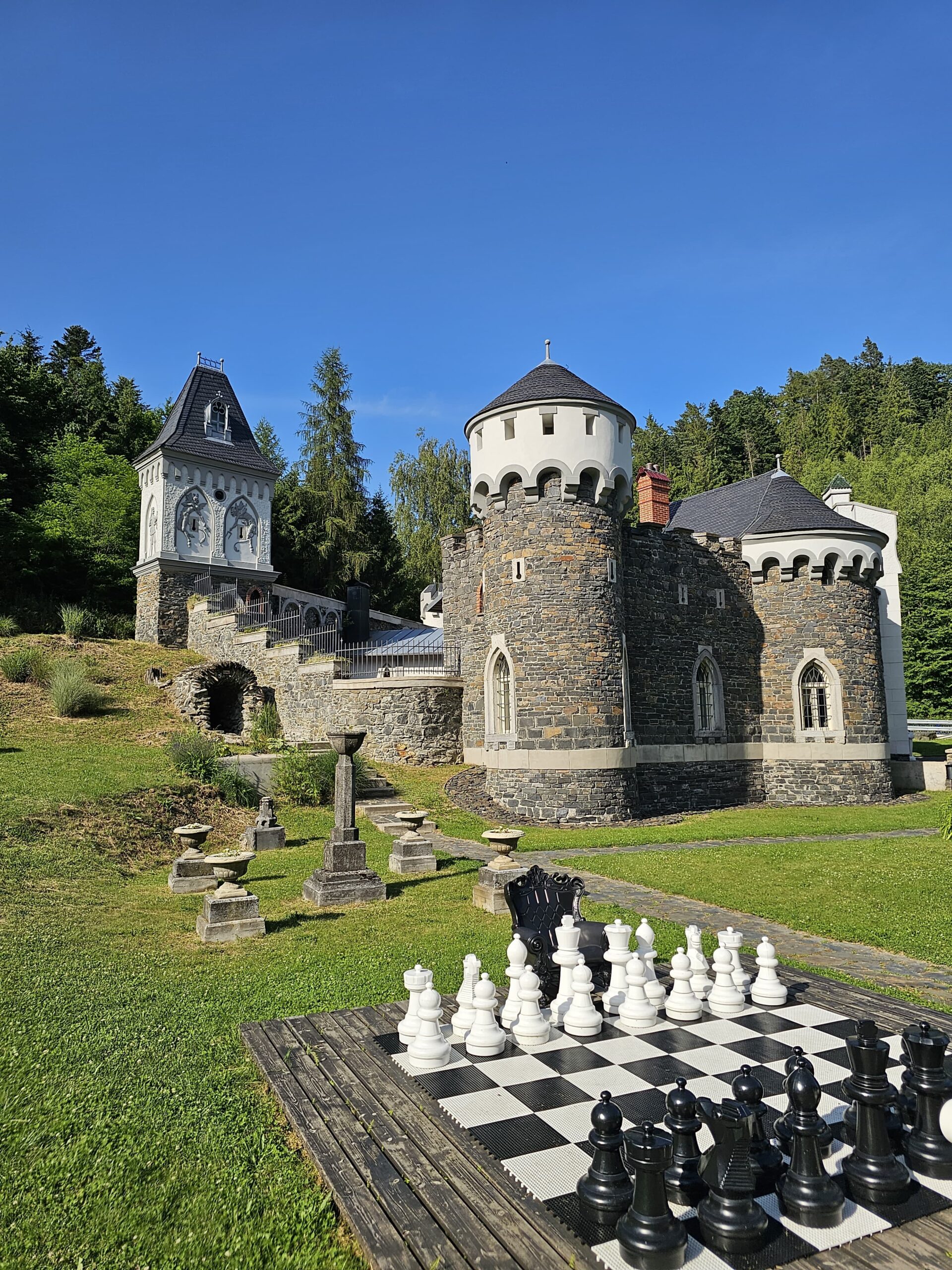 Bývalá Česká Miss Lea Štefličková si zamilovala hrad Kunzov: “Byl to kouzelný únik z reality”