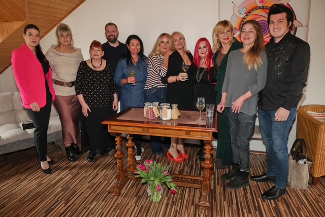 Vendula Pizzingerová slavila výročí Věštírny Ivety Vojtové rituálem krásy!