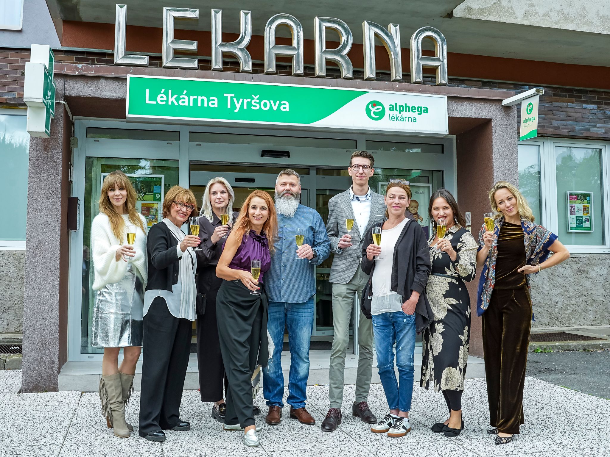 Kolínská lékárna v obležení zpěvaček s herečkou Lucií Zedníčkovou
